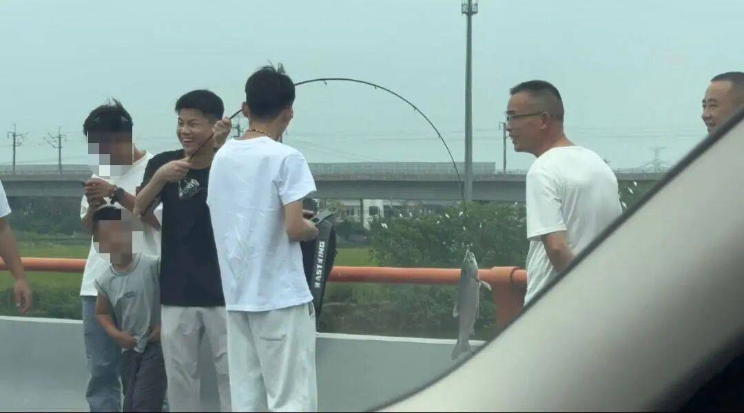 怎么弄皇冠信用網_男子高速遇堵车下车钓鱼怎么弄皇冠信用網，首竿即中！开怀大笑：“鱼送路人了”