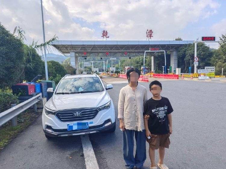 如何申请皇冠信用網_离谱！妈妈让儿子高速下车路边方便如何申请皇冠信用網，解决完后跟随车流跑回来找她