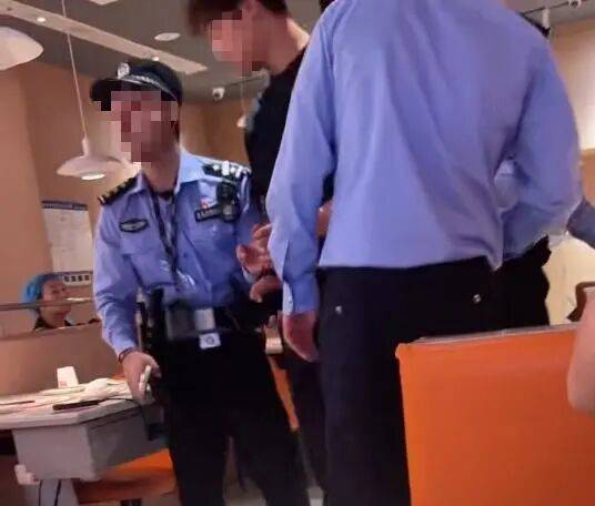 皇冠信用網会员开户_小伙和女友餐厅吃饭皇冠信用網会员开户，被民警赶来戴铐带走；警方回应：其女友与一离家女孩“撞脸”，错抓已道歉