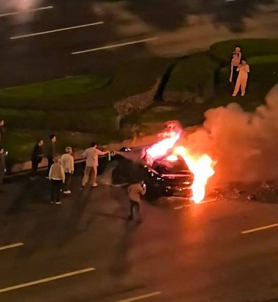 皇冠信用网在线申请
_小米SU7碰撞后爆燃皇冠信用网在线申请
，多人救援未果，驾驶员不幸遇难