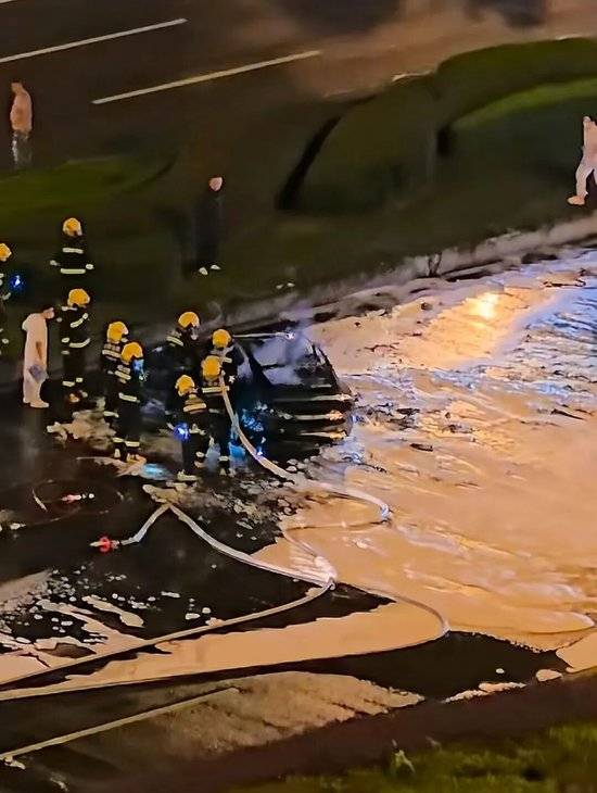 皇冠信用网在线申请
_小米SU7碰撞后爆燃皇冠信用网在线申请
，多人救援未果，驾驶员不幸遇难