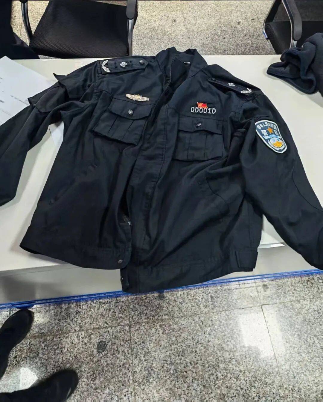 体育皇冠信用盘
_一男子身穿制服自称“省厅领导”体育皇冠信用盘
，走进派出所“指导工作”，警方：搜查到假警服，行政拘留！