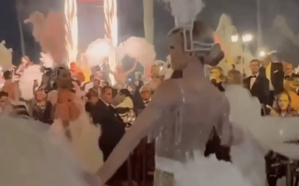 哪个网站可以买篮球
_“了不起的特朗普”花天酒地哪个网站可以买篮球
,4200万美国人却正挨饿