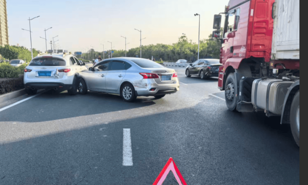 皇冠信用盘出租
_前方刹车皇冠信用盘出租
,他一把方向自信变道……下一秒,四车连环碰