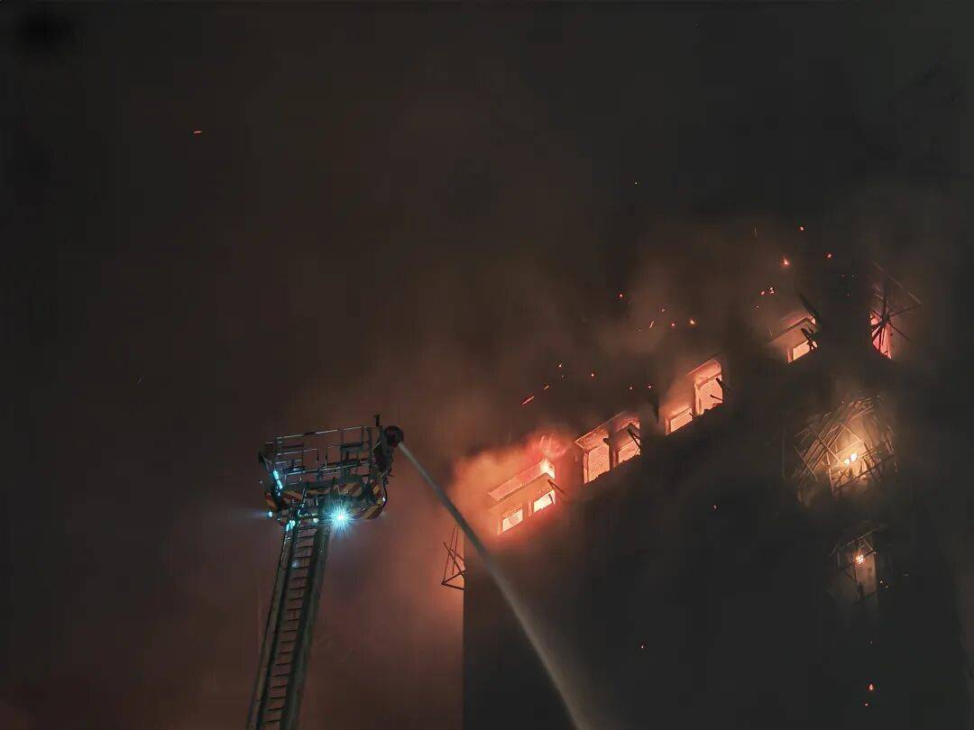 皇冠网址
_香港大埔火灾已造成44人遇难!3人以涉嫌误杀罪被拘捕皇冠网址
,警方:不排除发泡胶是火势迅速蔓延原因;大埔区多所学校停课,临时庇护中心开放