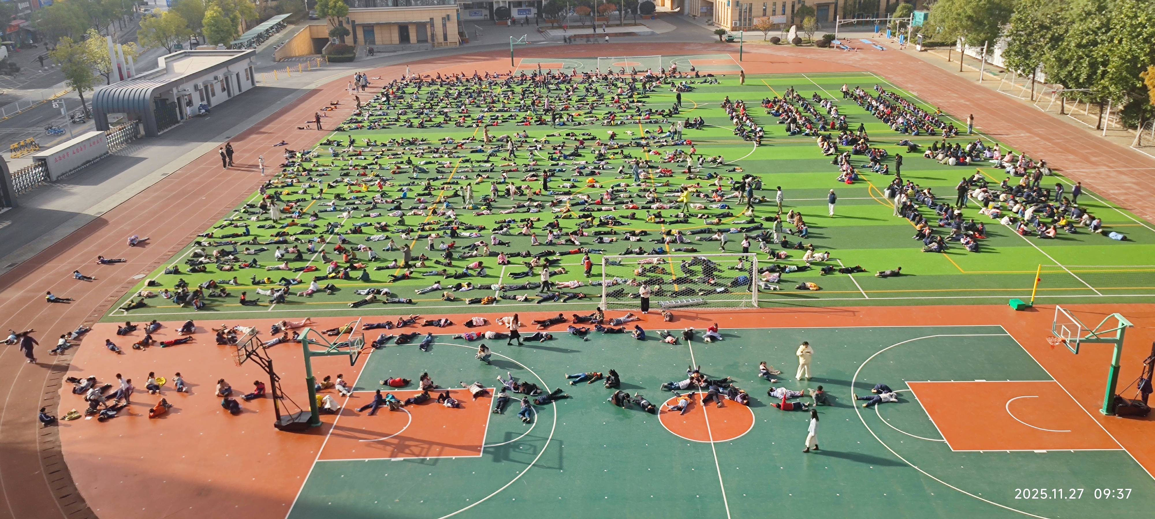 皇冠信用盘登2代理
_武汉一学校大课间秒变大型“晒娃”现场皇冠信用盘登2代理
,1700名学生乐得在操场上打滚,乐在其中