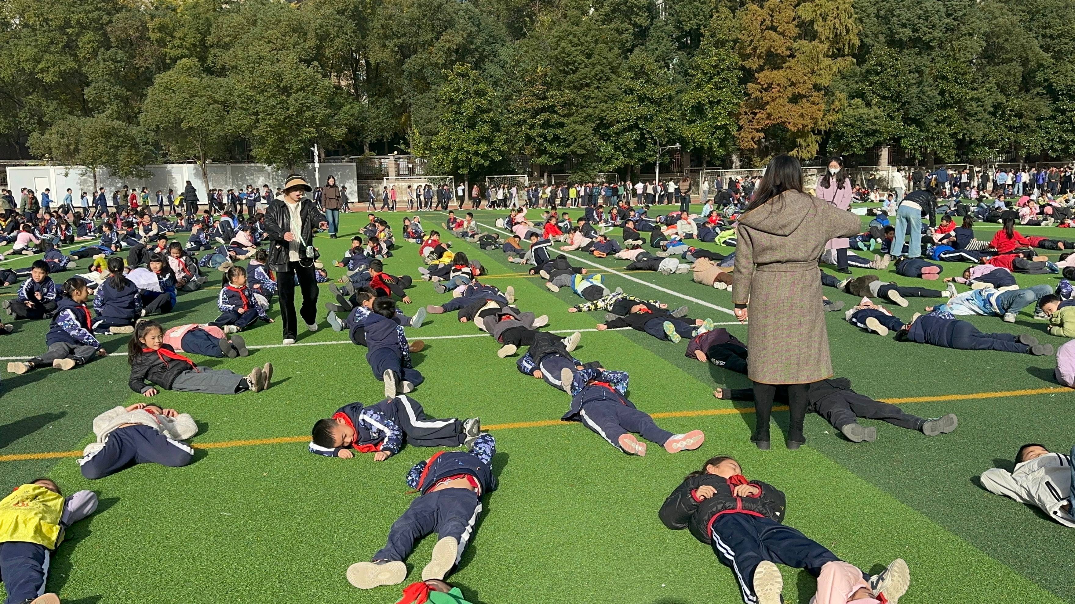 皇冠信用盘登2代理
_武汉一学校大课间秒变大型“晒娃”现场皇冠信用盘登2代理
,1700名学生乐得在操场上打滚,乐在其中