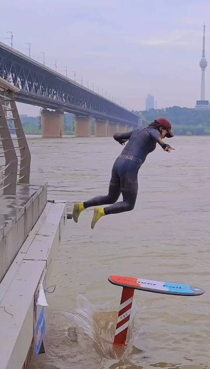 世界杯皇冠平台
_武汉姑娘“水上漂”走红世界杯皇冠平台
，网友：哪里来的女侠？