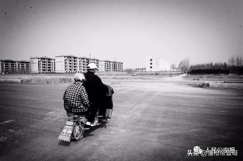 皇冠足球平台代理申请
_中国警察向昆明劫匪下跪皇冠足球平台代理申请
，这一跪，跪出多少人的眼泪