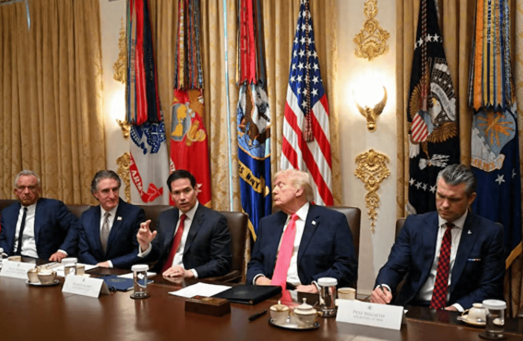 谢周三vs 诺维奇
_一份绝密报告谢周三vs 诺维奇
，让白宫高层脸色煞白，干涉台海是把美国往火坑里推！