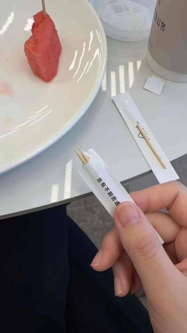 皇冠登1代理_女子称在亚朵酒店内用牙签皇冠登1代理,入口后猛然发现可能是别人用过的,店方回应