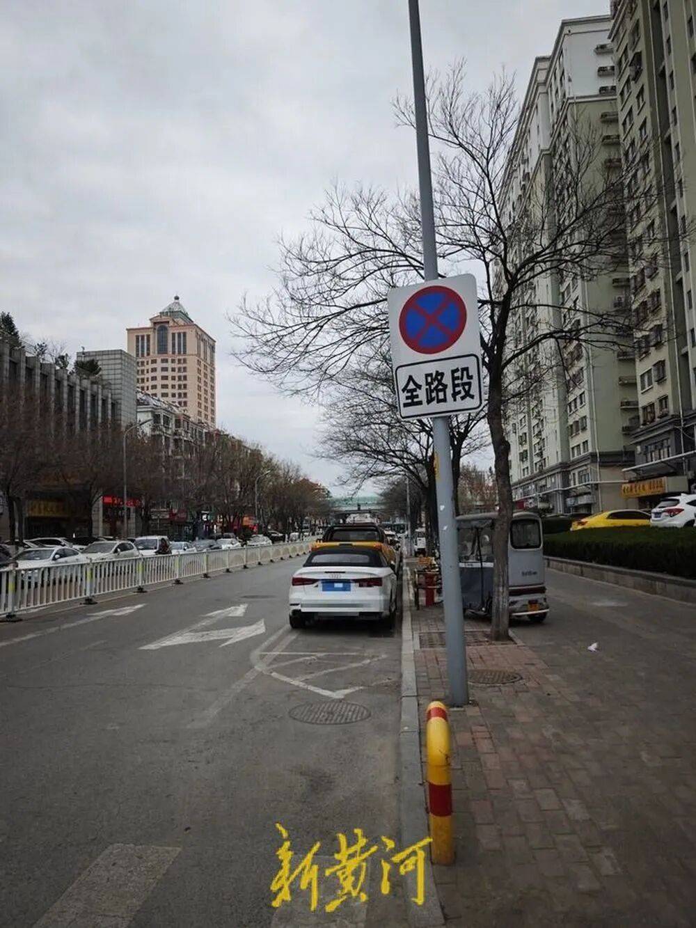 门兴格拉德巴赫vs云达不萊梅_济南一道路两侧非机动车道被规划百余处停车位门兴格拉德巴赫vs云达不萊梅，市民骑车无奈与机动车“抢道”，相关部门回应