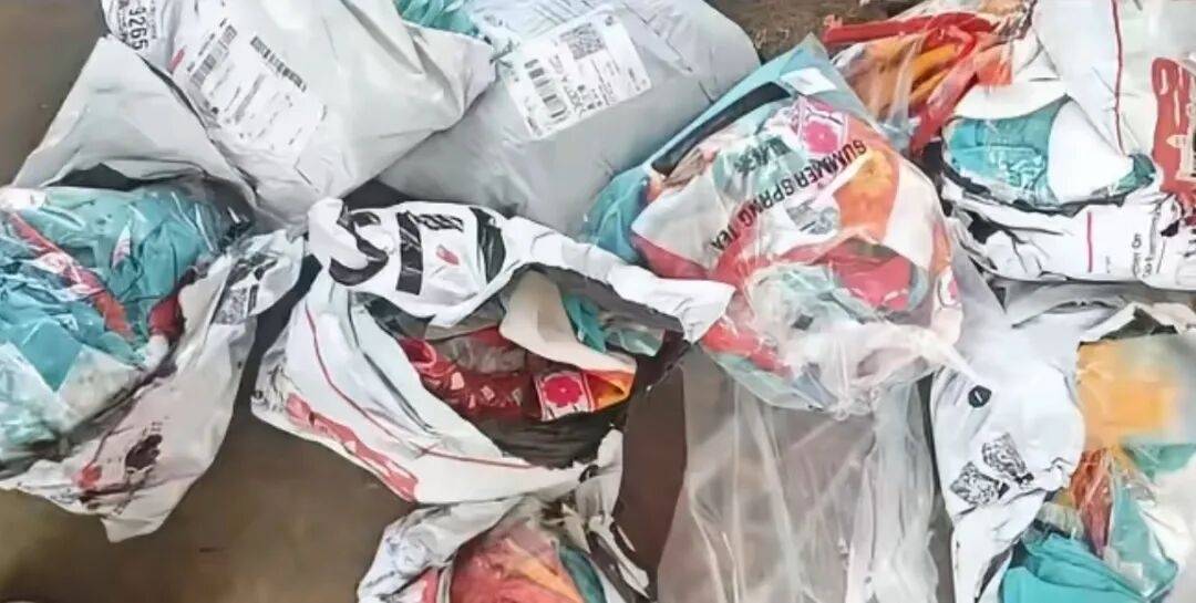 纽卡斯尔 v 狼队
_云南一高校学生表演后集体退演出服
纽卡斯尔 v 狼队
,店主称衣物损坏有异味,校方:已启动调查