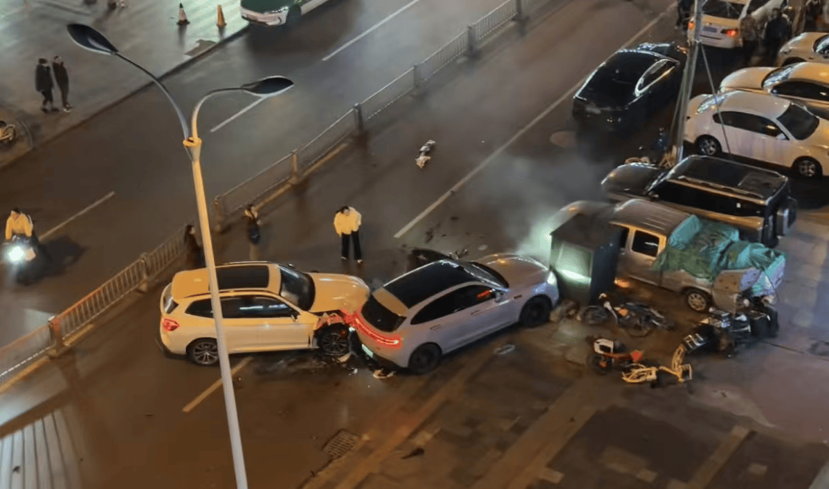 皇冠信用盘申请开通
_乐山市区发生一起交通事故:多车及电力设施受损皇冠信用盘申请开通
,无人员伤亡 当事司机已被警方控制