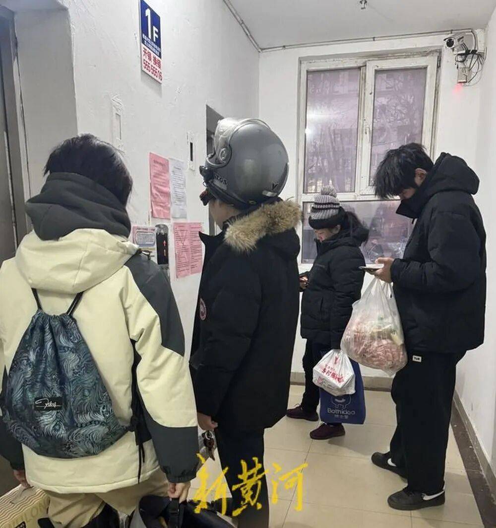 米迪兰特 v 希伯尼安
_济南一栋34层住户楼仅一台电梯运行米迪兰特 v 希伯尼安
,200余户居民陷“上下两难”,记者实测高峰期顶层下至1层用时超10分钟,多方回应