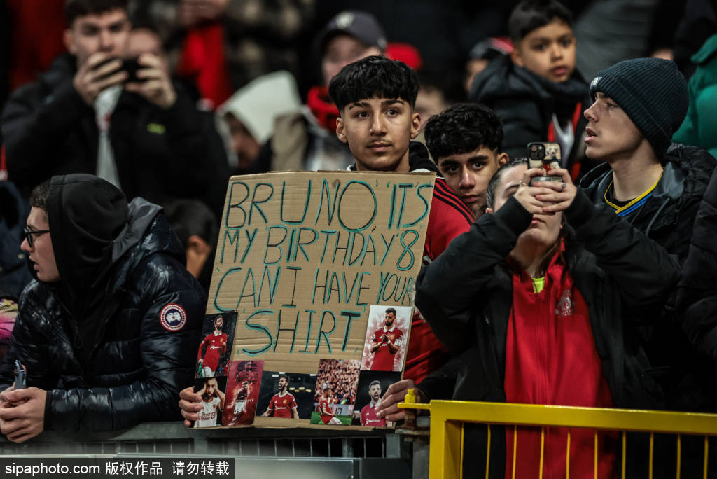 皇冠信用网最高占成_阿什利·扬现身阿森纳主场皇冠信用网最高占成，助威曼联引发球迷热议