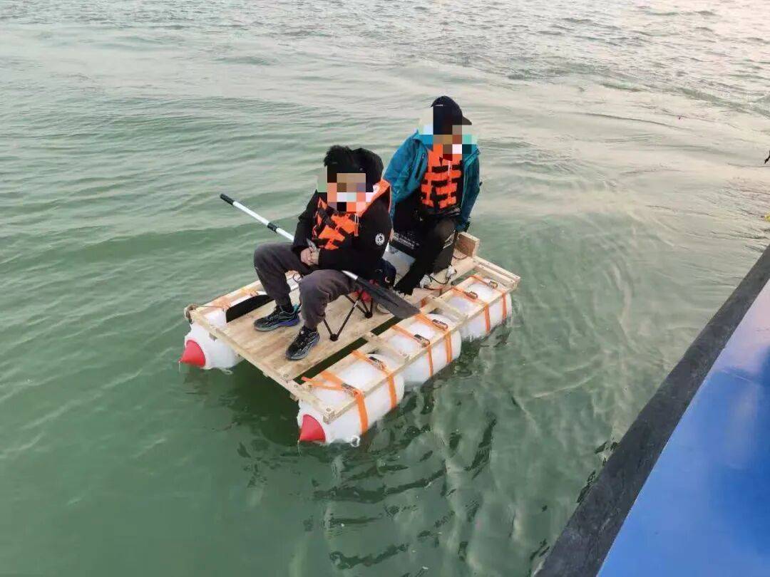正版皇冠信用网口出租_父子俩自制小船游太湖正版皇冠信用网口出租,划1公里后没电报警求助,警方发出提醒