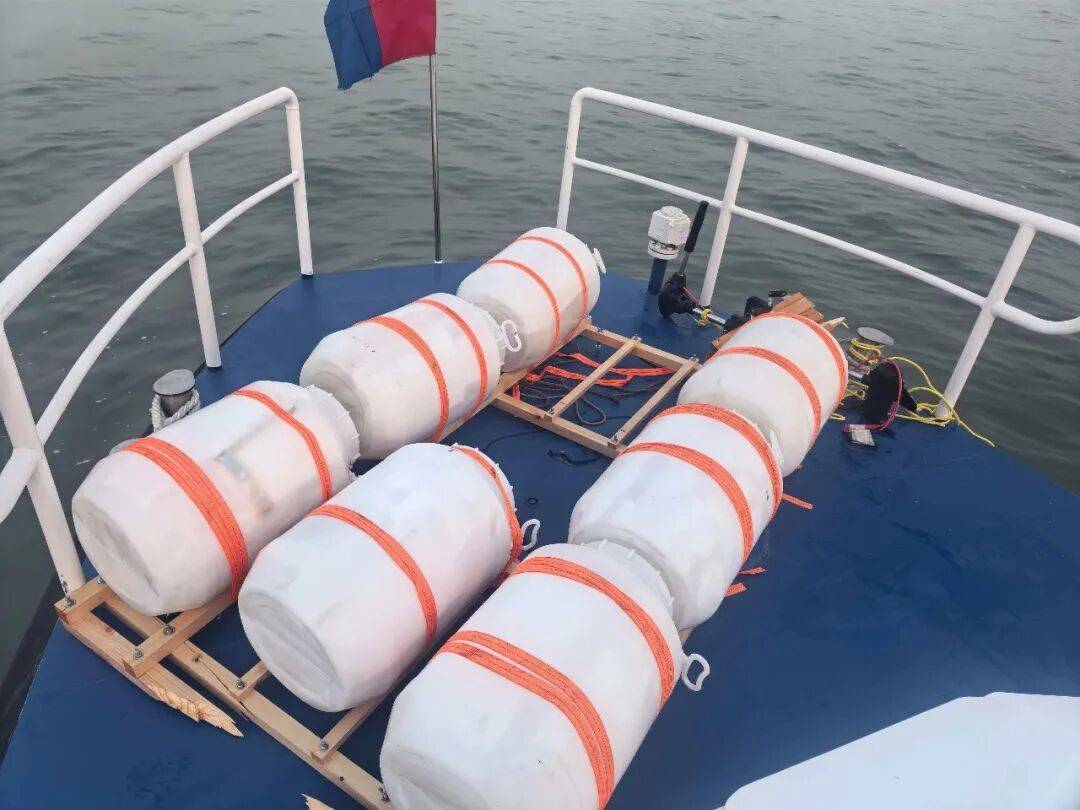 正版皇冠信用网口出租_父子俩自制小船游太湖正版皇冠信用网口出租,划1公里后没电报警求助,警方发出提醒