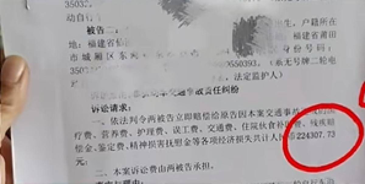如何找当地皇冠代理_2名初中女生扶摔倒女子遭索赔22万如何找当地皇冠代理，女子称受惊吓摔倒，交警认定两名初中生次责