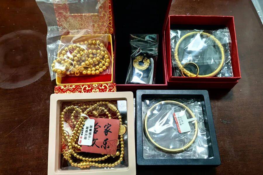 皇冠信用盘怎么开户_上海一女子报警称家中保险柜内600克黄金首饰不翼而飞皇冠信用盘怎么开户，保险柜却完好无损；之后竟在儿子女友衣柜中发现同款首饰……