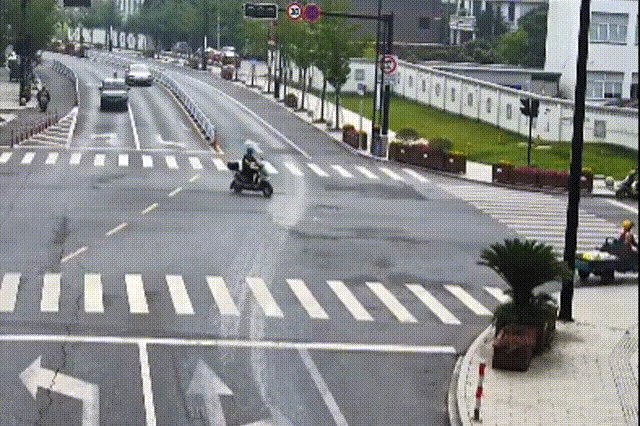 皇冠信用盘出租_北京街头一轿车90km/h抢黄灯皇冠信用盘出租，撞飞闯红灯的电动自行车，致一人死亡！检察机关提起公诉