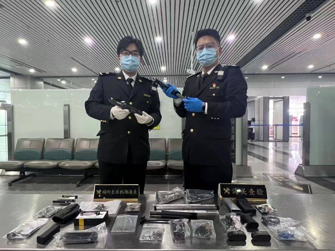 皇冠信用网代理注册_海关在一旅客行李箱内发现多个枪管、枪托皇冠信用网代理注册，又在其贴身衣服内查出扳机、弹夹等，共查获枪支零部件、散件18件，枪支附件10件