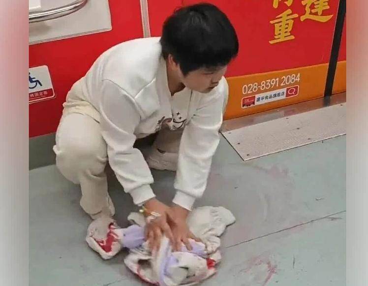 皇冠信用网去哪里弄_地铁吐血女孩银行账户被封皇冠信用网去哪里弄,别让冰冷的系统“冻结”了滚烫的善意