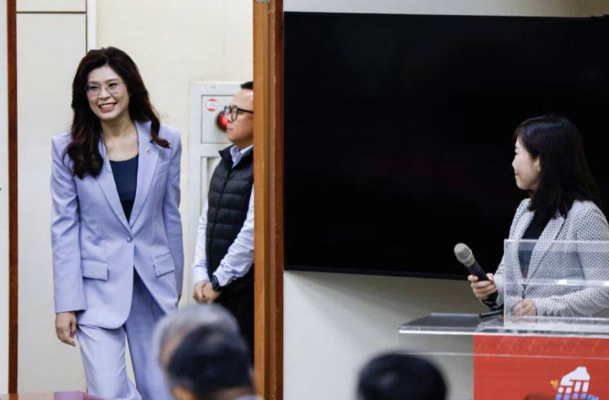 皇冠信用网账号注册_郑丽文亮相人民大会堂皇冠信用网账号注册,马英九的叮嘱她全听进去了?统一势在必得