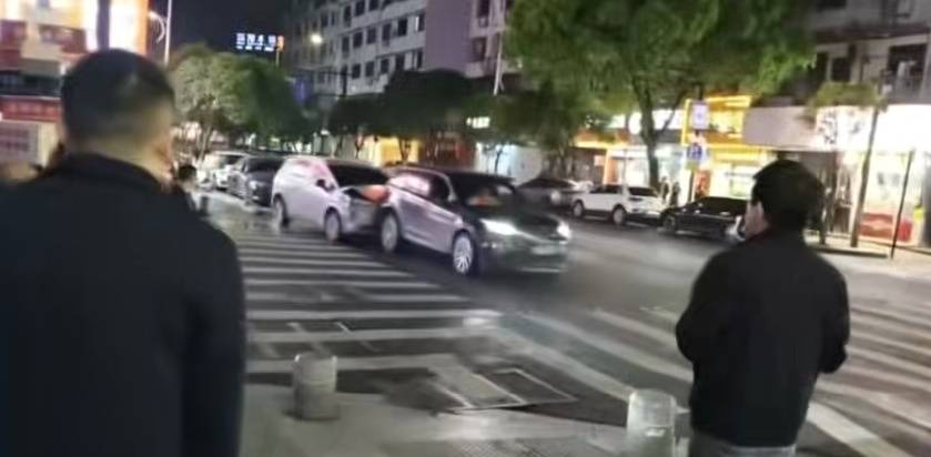 皇冠信用网开户
_“路虎冲撞多车”皇冠信用网开户
,警方通报:余某某(男,36岁)被刑拘