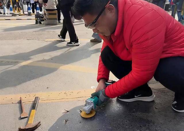 皇冠信用网押金多少_“拔钉侠”越火 城市管理者越该脸红丨豫观察