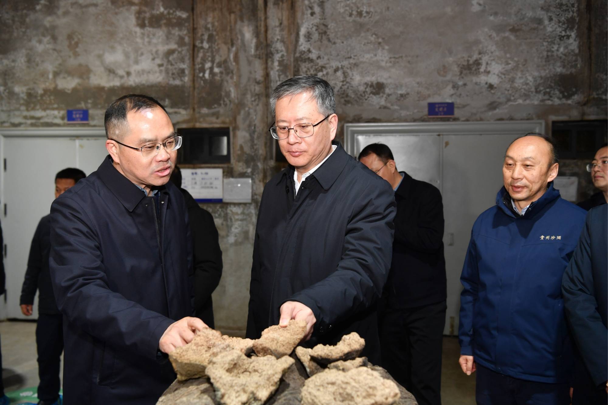 皇冠信用最新地址
_贵州省委常委、遵义市委书记李睿 到贵州珍酒调研