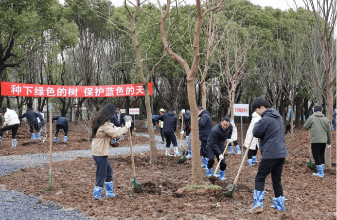 皇冠信用网APP下载
_无锡市委书记杜小刚、苏州市委书记刘小涛、淮安市委书记史志军、扬州市委书记王进健、镇江市委书记马明龙带队参加植树活动