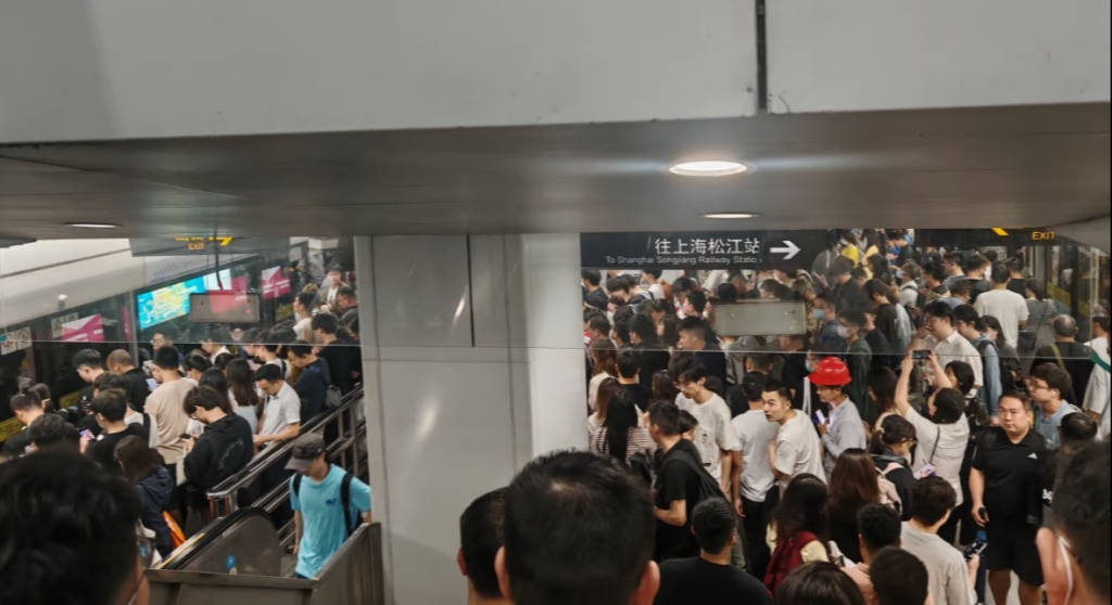 皇冠信用网会员账号
_上海地铁：9号线因雨天打滑皇冠信用网会员账号
，佘山往九亭方向部分列车限速运行