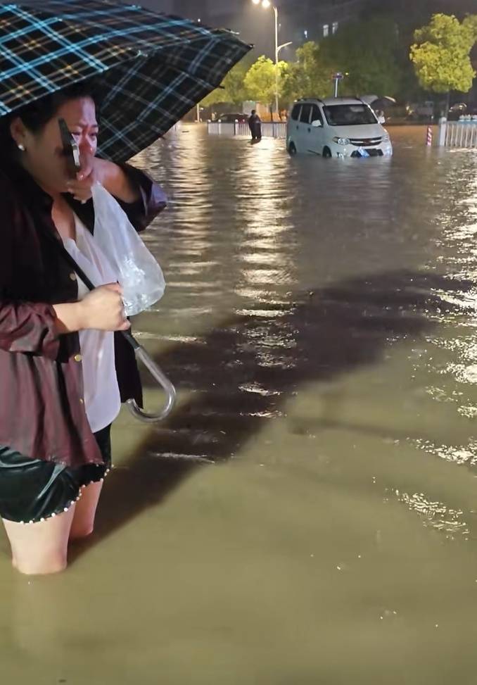 皇冠信用网登1
_女子回应意外落入下水道皇冠信用网登1
，被救后守在附近提醒路人：我险些遇难，不能让别人再遇危险