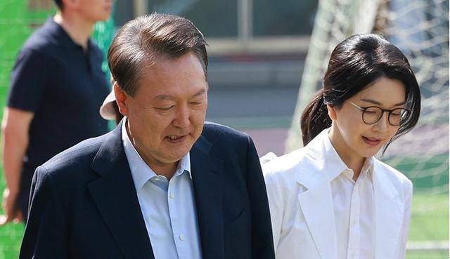 如何找当地皇冠代理
_韩国大选正式投票开始如何找当地皇冠代理
，尹锡悦夫妇现身投票站
