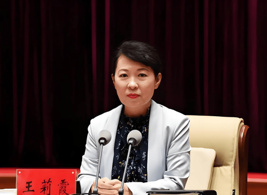皇冠信用網代理
_正部级美女大员被查！千万华服堆满多套住宅皇冠信用網代理
，化妆团队提前数小时待命~