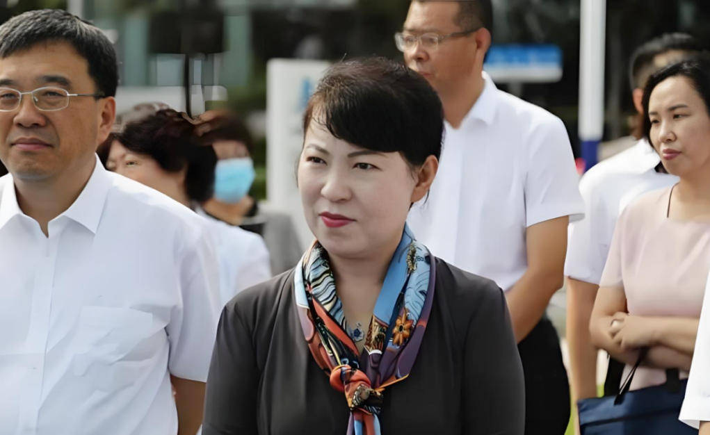 艾里斯vs阿波罗利马素尔
_“换装主席”王莉霞的堕落：从光鲜人设到腐败深渊