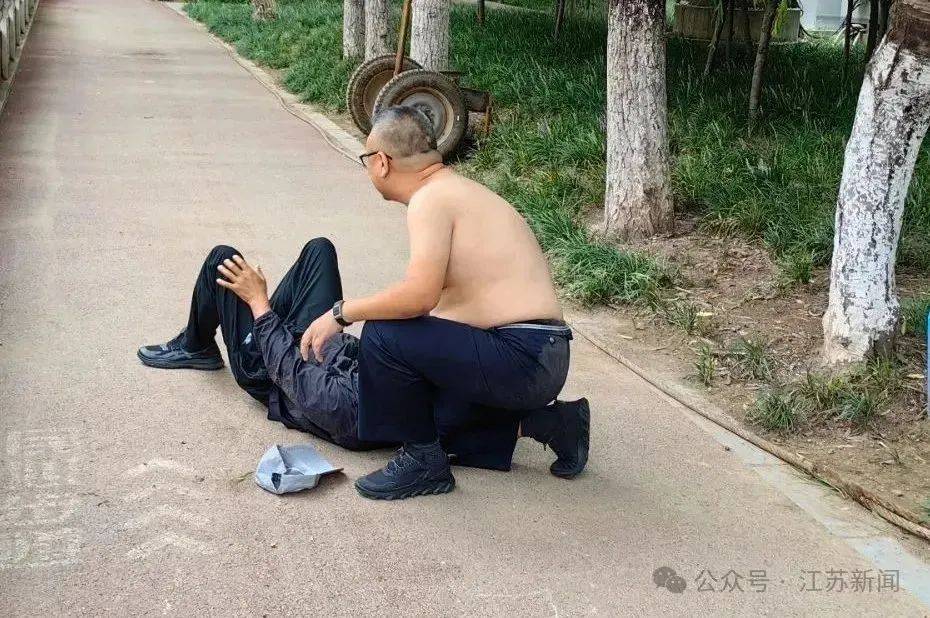斯洛伐克超级联赛
_石家庄一公安局副局长“赤膊上阵”斯洛伐克超级联赛
，扑倒诈骗分子