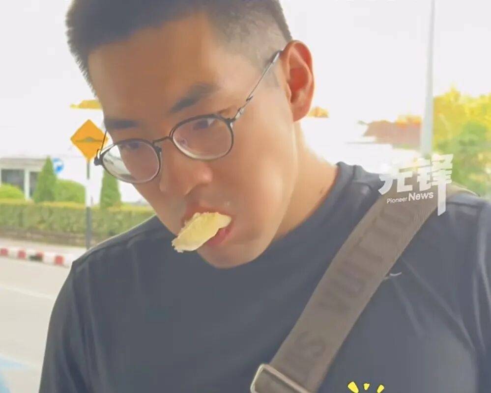 捷克国家联赛_登机前5人狂吃11斤榴莲捷克国家联赛，飞机上打嗝都是榴莲味，以至乘客投诉“有人偷带榴莲上飞机”