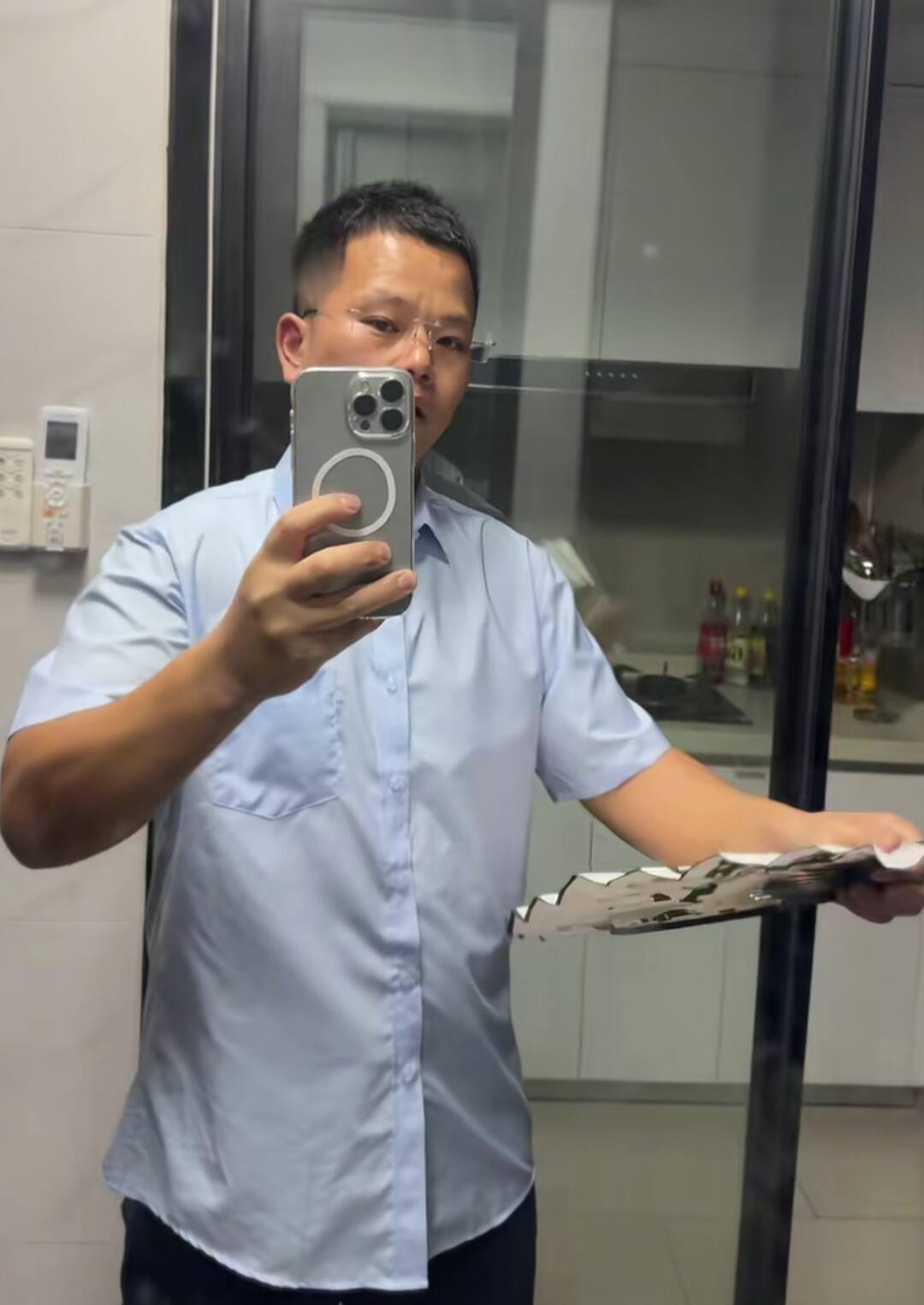 皇冠登录地址_男子手拿折扇逛街却被看成持刀皇冠登录地址,被路人踹倒抓进派出所,当事人:至今都是蒙的