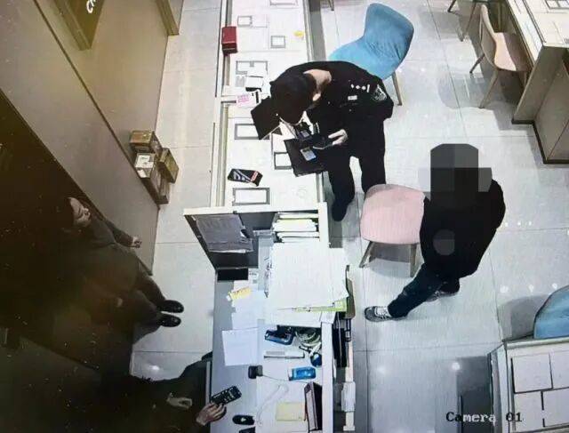 2022年世界杯盘口
_股市套现170万元后2022年世界杯盘口
，杭州男子豪购300克金条！老板当场报警……