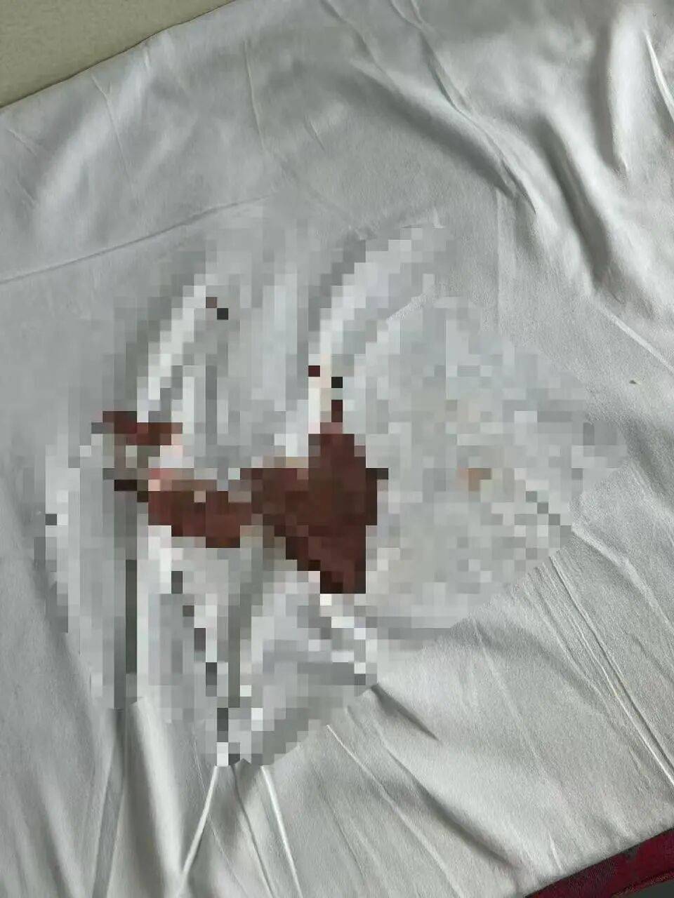 正版皇冠信用盘代理_女子火车上突来月经弄脏卧铺床单正版皇冠信用盘代理，列车员要求清洗或赔偿180元，12306客服回应