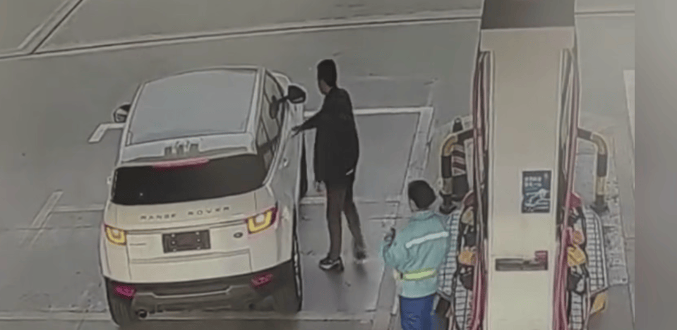 皇冠2登录welcome_男子驾驶路虎车加油后逃单?工作人员:加了500元皇冠2登录welcome!只能自掏腰包补上......
