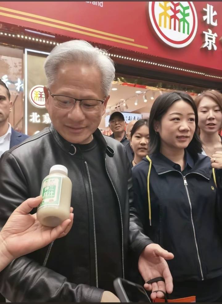 WNBA女子篮球_黄仁勋在北京喝豆汁后痛苦皱眉WNBA女子篮球，问“这是什么东西”，品牌创始人：第一次喝都这样，有人甚至会吐，习惯后能上瘾