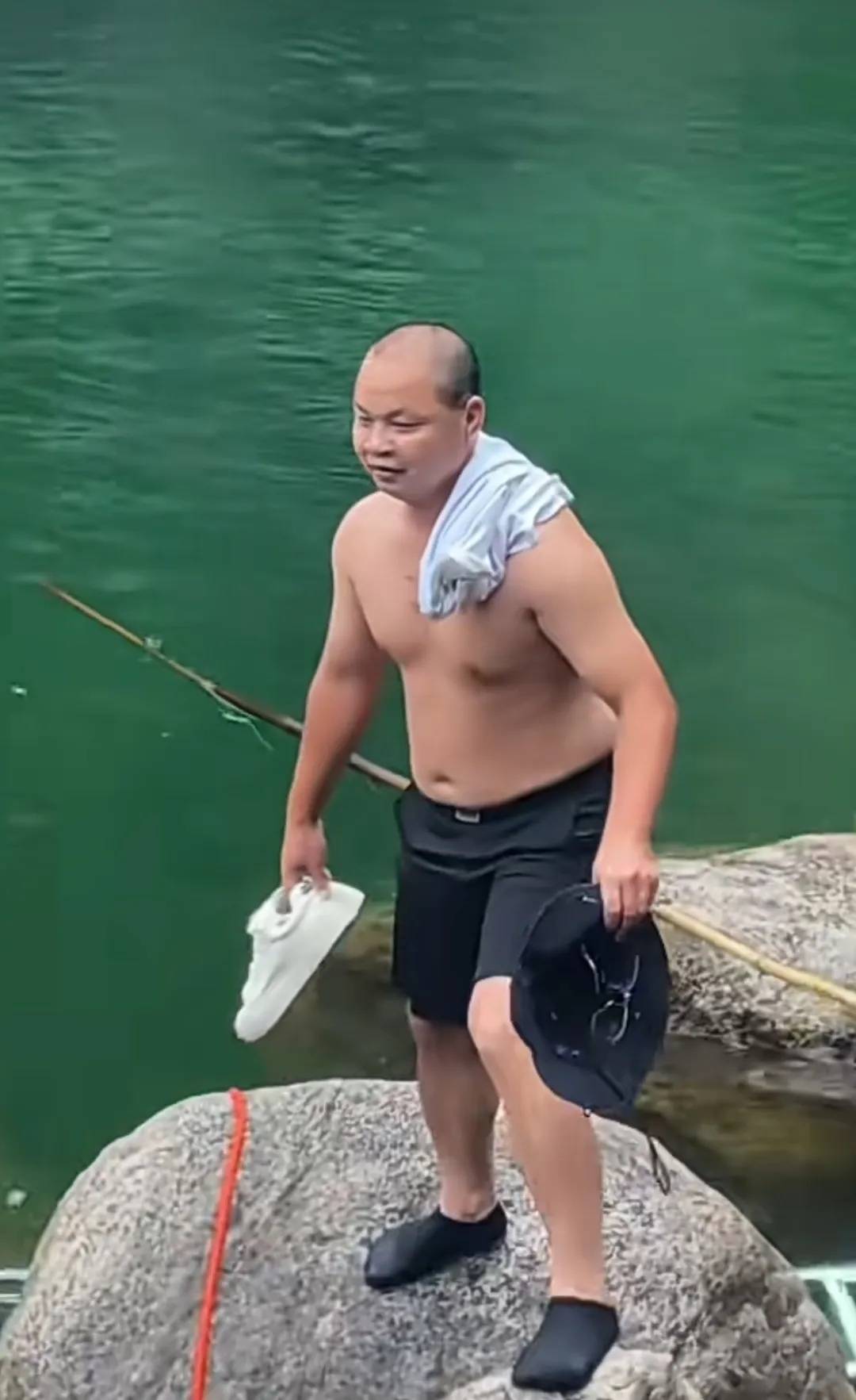 皇家马德里Vs阿森纳_男子在野外水潭溺水沉底皇家马德里Vs阿森纳，广东大哥手拿绳子两次潜入深潭，从水下4米把人拖上岸
