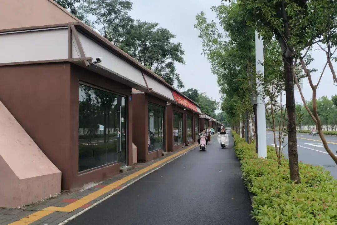 皇冠信用
_年租金2万元!郑州人行道冒出一排铺面挤占盲道皇冠信用
,郑州城管:是违建,取证完成会立案处理