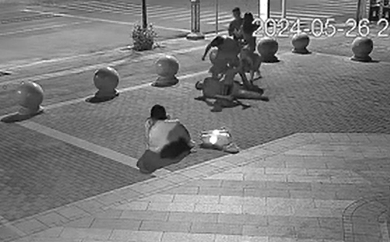 皇冠体育
_男子当街脚踹女儿皇冠体育
,小伙制止时绊摔男子致其轻伤:小伙一审被定罪免罚,二审发回重审下周开庭