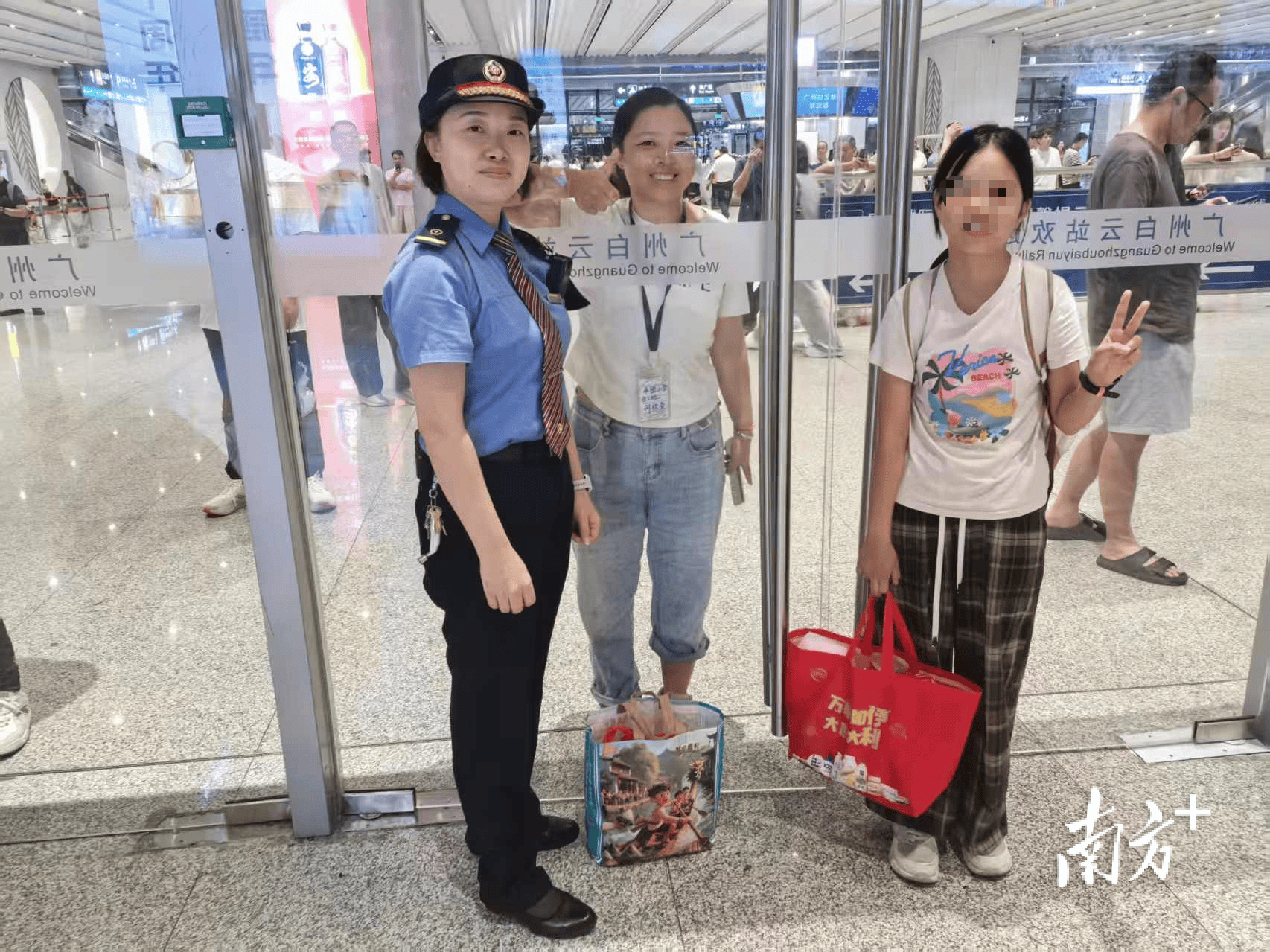 皇冠现金网
_12岁女孩独自乘火车皇冠现金网
,南雄—广州列车长当起“临时家长”