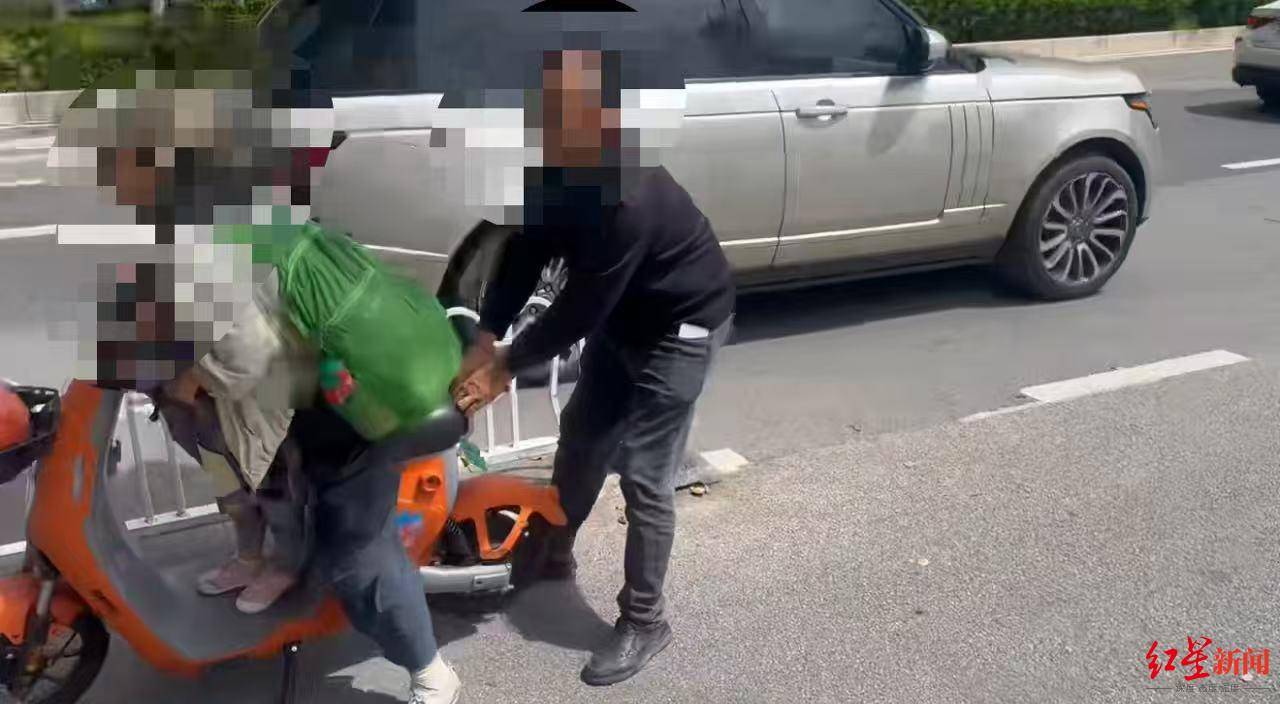 欧冠赛事_孩子车内呕吐引发500元清洁费纠纷欧冠赛事，网约车司机被指尾随、滋扰乘客 平台客服回应