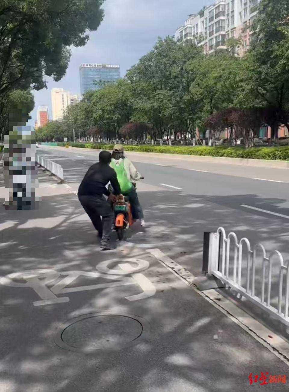 欧冠赛事_孩子车内呕吐引发500元清洁费纠纷欧冠赛事，网约车司机被指尾随、滋扰乘客 平台客服回应